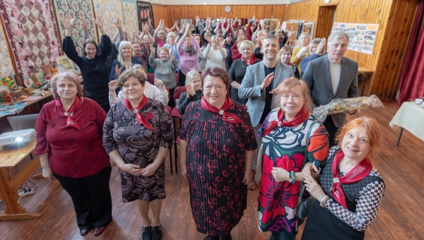 Maarika Helde, kes on viimase kümne aasta jooksul seltsi heale käekäigule enim kaasa aidanud, juhatuse liikmed Tea Kallaste, Sirje Kuuseorg ning Tiiu Hirv ja Diana Krebetsk, kes on olnud algusaegadest peale seltsi raamatupidaja, koos seltsi liikmete ja külalistega Lasva rahvamajas toimunud juubelipeol, kust ei puudunud seltsi ajaloo tutvustus, sõnavõtud, elav muusika, mõnus amps ega ka töötoad. Seltsi liikmed tundis saalis ära samasuguse punase salli järgi. Käsitööselts käib koos vähemalt paaril korral kuus pühapäeviti, kuid vahel ka rohkem. FOTOD: Aigar Nagel